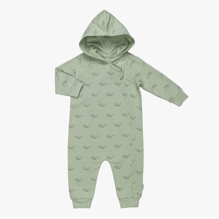 Lys grønn baby-hetteoverall med gjentagende revemønster, lange ermer og asymmetrisk knappelukking, flatlagt.