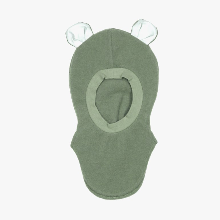 Grønn strikket balaklava for barn med grå innerører, ribbet hals og ansiktsåpning, forfra.