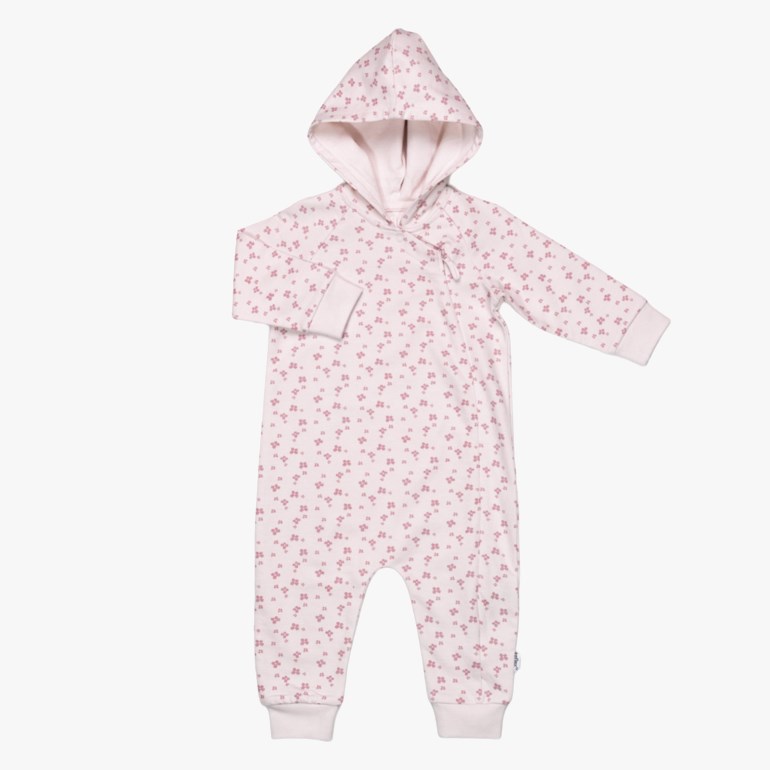 Babys lyserosa sparkedress med hette, små rosa blomster, lange ermer og vrangborder.