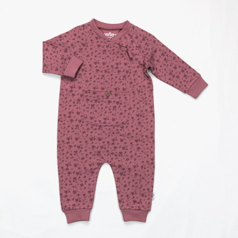 Baby jumpsuit i dus rose med blomstermønster, lange ermer, rund hals, trykknapper og en liten brystlomme.