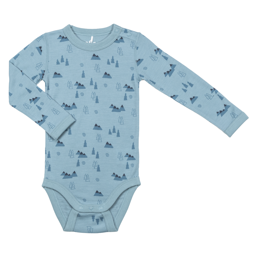 Langermet babybody i turkis med fjell- og tretrykk, trykknapper på skulder og i skrittet, forfra.