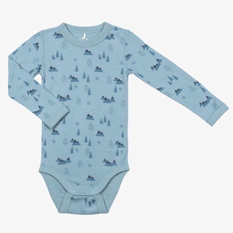 Langermet babybody i turkis med fjell- og tretrykk, trykknapper på skulder og i skrittet, forfra.