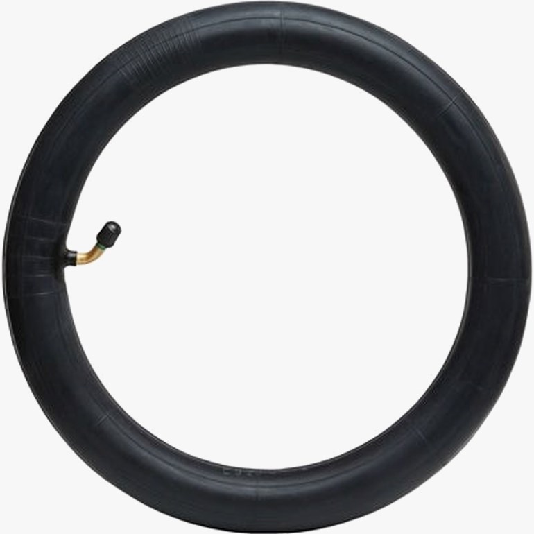 Svart gummi sykkelslange med messingventil og svart hette.