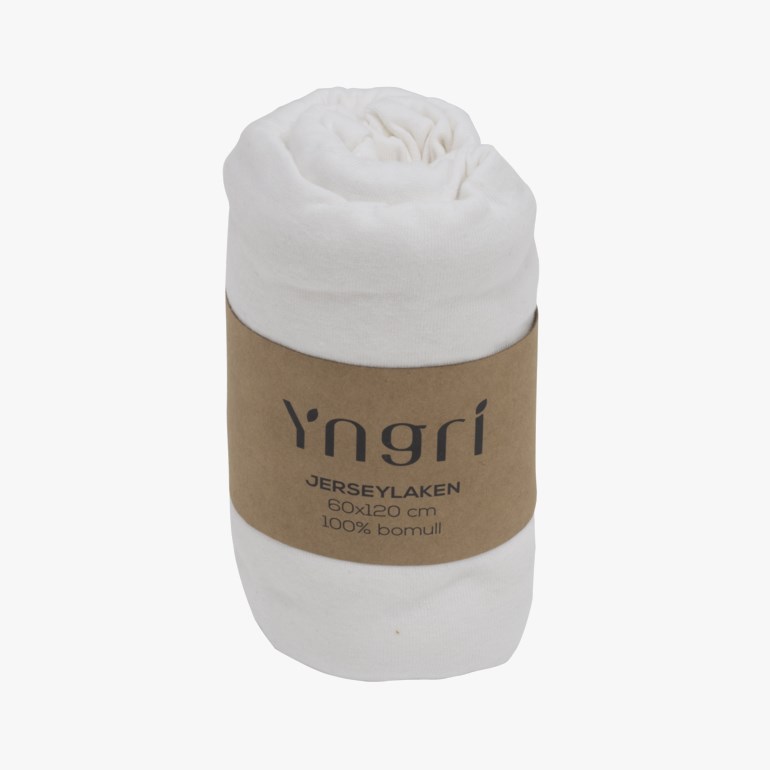 Et hvitt rullet jerseylaken, 60x120 cm, i 100% bomull, med et brunt etikettbånd.