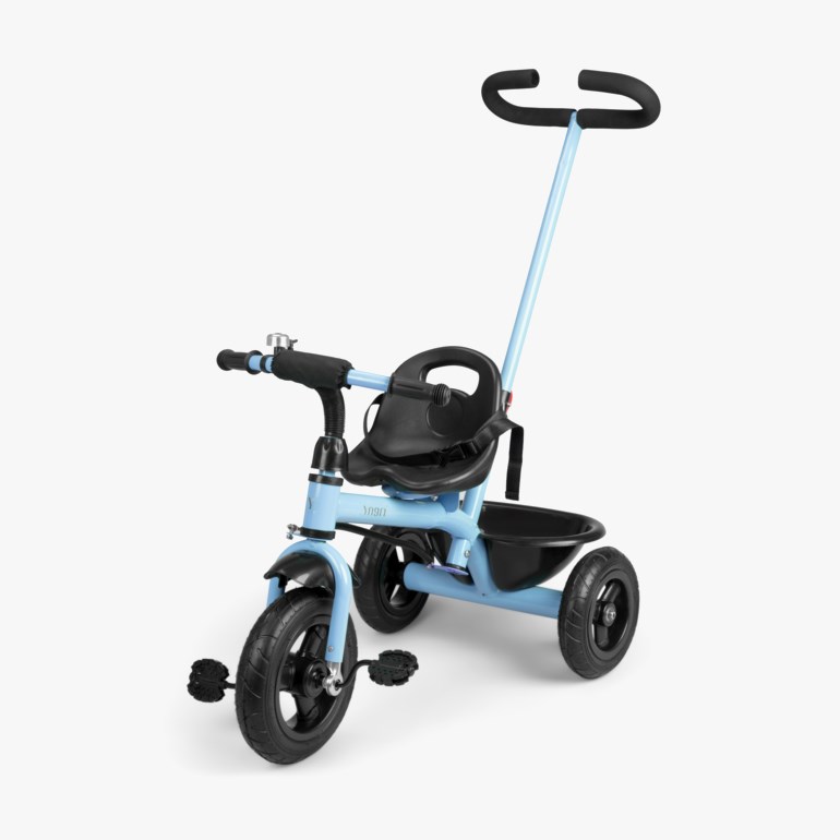 En lyseblå trehjulssykkel for småbarn med svart sete, styre, kurv, skyvehåndtak, hjul og pedaler.
